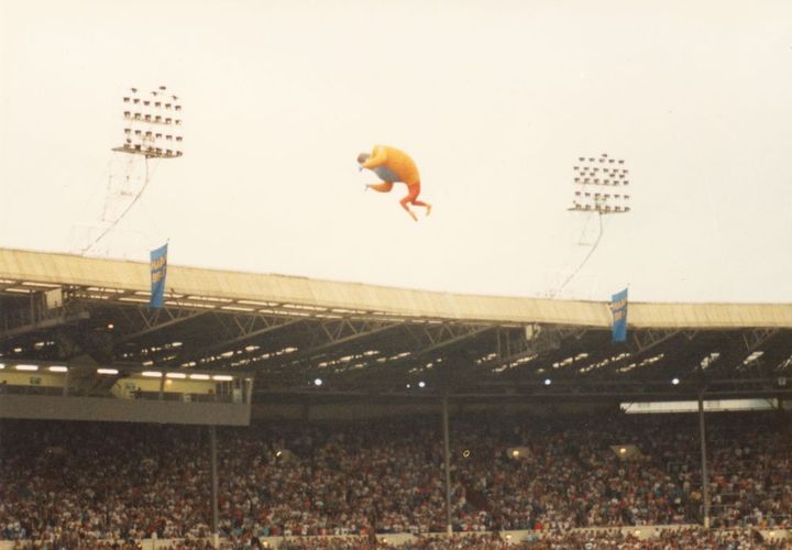 Le ballon à l'effigie de Freddie Mercury s'envole dans le ciel de Londres, le 12 juillet 1986. (MARK ALEXANDER / DR)