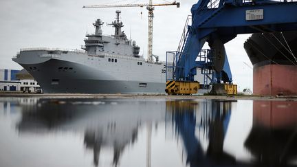 Le "Vladivostok", un navire de guerre de type Mistral destin&eacute; &agrave; la marine russe, &agrave; Saint-Nazaire (Loire-Atlantique), le 9 mai 2014. (JEAN-SEBASTIEN EVRARD / AFP)