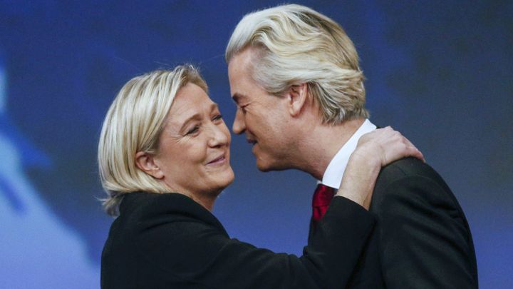 Accolade entre Marine Le Pen et le N&eacute;erlandais&nbsp;Geert Wilders, lors du Congr&egrave;s du Front national &agrave; Lyon (Rh&ocirc;ne), le 29 novembre 2014. (© ROBERT PRATTA / REUTERS / X00222)