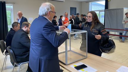 Une électrice vote au second tour des législatives à Saint-Pierre (Saint-Pierre-et-Miquelon), le 6 juillet 2024. (SAINT-PIERRE ET MIQUELON LA 1ERE / FRANCE TELEVISIONS)