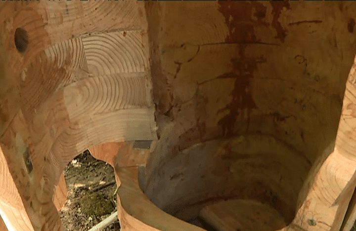 L'intérieur de la statue de l'homme lion, dans laquelle est enfermé l'artiste
 (France 3/ Culturebox)