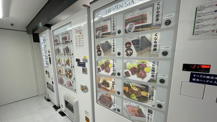 Au Japon, de nouveaux ditributeurs proposent dans de petits locaux, de la viande de baleine, congelée ou en conserve, 9 février 2023. (KARYN NISHIMURA / RADIO FRANCE)