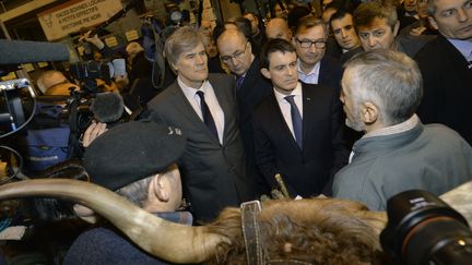 Manuel Valls et Stéphane Le Foll au Salon de l'agriculture, porte de Versailles, à Paris, le 29 février 2016.&nbsp; (MIGUEL MEDINA / AFP)