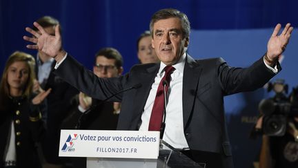 Le candidat à la primaire à droite François Fillon lors d'un meeting à Chassieu, près de Lyon, le 22 novembre 2016. (JEAN-PHILIPPE KSIAZEK / AFP)