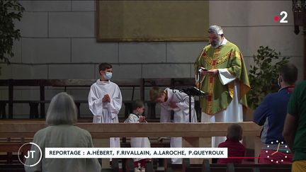 Dans une église en France. (France 2)