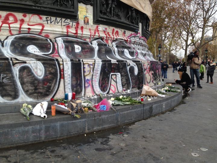 La statue de la place de la République se remplit de fleurs et de messages.&nbsp; (JULIE RASPLUS / FRANCETV INFO)