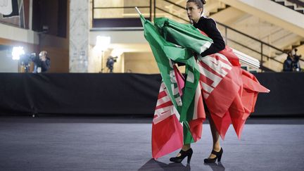 Une h&ocirc;tesse distribue des drapeaux aux partisans du parti&nbsp;Forza Italia avant un meeting &agrave; Rome (Italie), le 23 novembre 2013. (LUIGI MISTRULLI / SIPA)