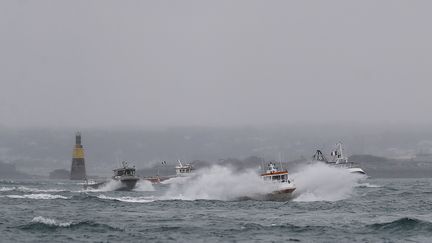 Des bateaux de pêche français à proximité&nbsp;du port de Saint-Hellier, sur l'île de Jersey, le 6 mai 2021. (SAMEER AL-DOUMY / AFP)