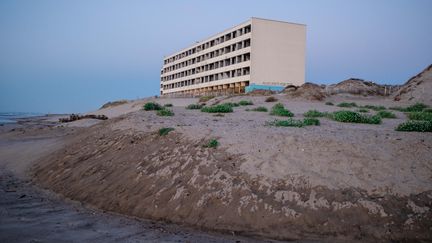 Un immeuble près de la côte à Soulac, en Gironde, le 8 octobre 2021. (VALENTINO BELLONI / HANS LUCAS / AFP)