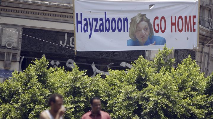 Une banderole r&eacute;clamant le d&eacute;part de l'ambassadrice am&eacute;ricaine en Egypte, le 3 juillet 2013 place Tahrir au Caire (Egypte). On peut lire la mention "Hayzaboon", qui peut se traduire par "vilaine femme".&nbsp; (AMR DALSH / REUTERS)