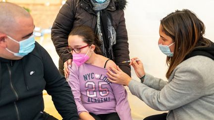 Un enfant vacciné contre le Covid-19 dans le Val-de-Marne, le 26 février 2023. (MORCILLO / BSIP / AFP)