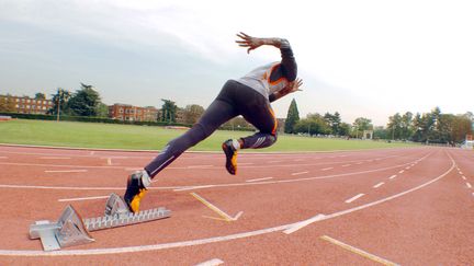 Un athlète s'entraîne sur le stade d'athlétisme de l'Insep.&nbsp; (JEAN AYISSI / AFP)