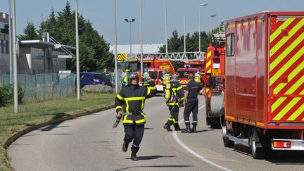 Des pompiers interviennent aux abords de l'usine Air Products de Saint-Quentin-Fallavier (Is&egrave;re), apr&egrave;s un attentat, le 26 juin 2015. (MAXPPP)