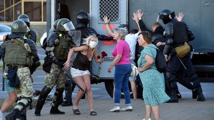 Des policiers interpellent des manifestants protestant contre la réélection du président Alexandre Loukachenko, à Minsk (Biélorussie), le 11 août 2020. (SERGEI GAPON / AFP)