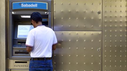 Un distributeur de Banco Sabadell à Barcelone, en octobre 2017. (PIERRE-PHILIPPE MARCOU / AFP)