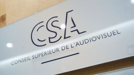 Le logo du CSA, le Conseil su&eacute;prieur de l'audiovisuel, qui a refus&eacute; le passage sur la TNT gratuite des cha&icirc;nes LCI, Paris Premi&egrave;re et Plan&egrave;te+. (THOMAS SAMSON / AFP)