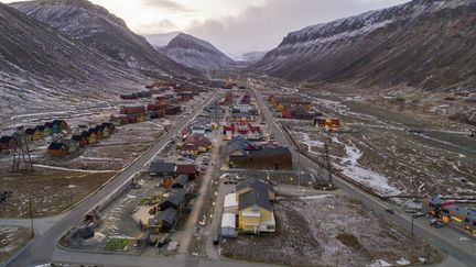 La ville de Longyearbyen, dans l'archipel du Svalbard (Norvège), le 31 octobre 2017. (MEEK, TORE / NTB SCANPIX MAG / AFP)