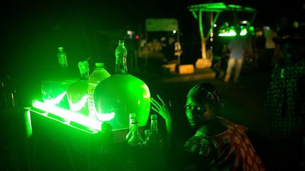 Vendeuses clandestines d’essence, Porto-Novo.  (PASCAL MAITRE/COSMOS)