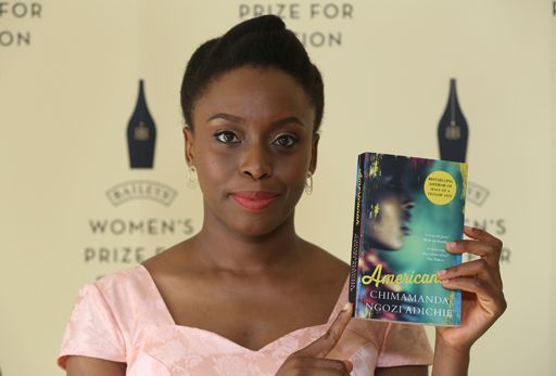 L'écrivaine Chimamanda Ngozi Adichie posant avec son roman «Americanah» à Londres le 4 juin 2014 (REUTERS/Neil Hall)