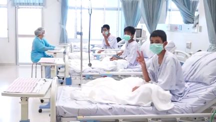 Des enfants secourus de la grotte inondée en Thaïlande posent sur leur lit d'hôpital, le 11 juillet 2018, à Chiang Rai. (GOVERNMENT SPOKESMAN BUREAU / AFP)