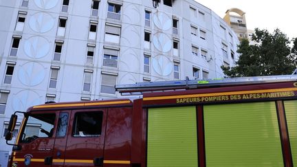 Un incendie a été déclenché, durant la nuit, dans un immeuble résidentiel de Nice, tuant sept personnes, dont trois enfants, le 18 juillet 2024. (VALERY HACHE / AFP)