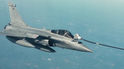 Armée : l’escadron Bretagne ravitaille des avions de chasse en plein vol