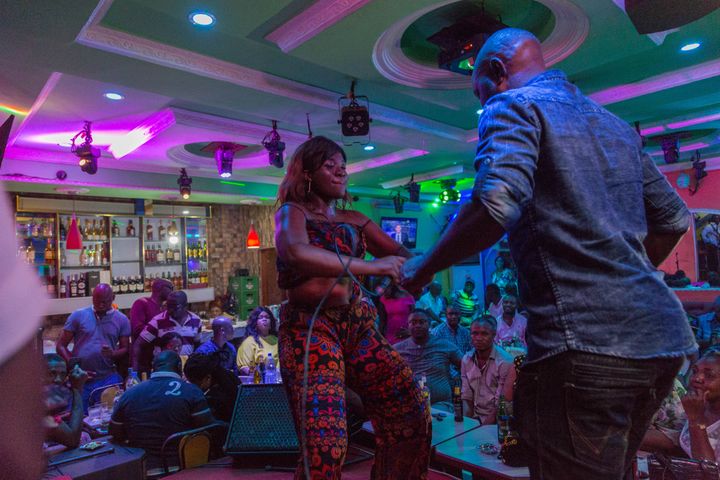 Olivia Beyene interprète un morceau de bikutsi et danse sur la scène du cabaret "Québec" à Yaoundé, auCameroun, le 2 octobre 2019. (STR / AFP)