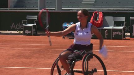 La jeune Française Ksenia Chasteau a remporté la finale de Roland-Garros face à l'Américaine Maylee Phelps au terme d'un match très maîtrisé remporté 6-2, 6-3.