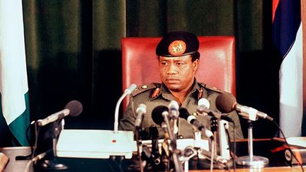 Sous la dictature d’Ibrahim Babangida (1985 à 1993), le pays est confronté à une violence endémique. La vie sociale se réduit peu à peu comme peau de chagrin.
 
Les rues, les bars, les lieux de culture, et donc les rares cinémas sont désertés.
 
Les gens se calfeutrent chez eux où ils regardent des vidéos importées d'Inde et des Etats-Unis. Dans ces conditions, la production locale de films, incapable de lutter contre la concurrence d’Hollywood et de Bollywood, s’arrête.  (AFP PHOTO/XAVIER HARRISPE)