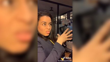 La comédienne Sarah Cooper en train d'imiter Donald Trump dans un clip posté sur son compte&nbsp;Tik Tok. (CAPTURE D'ECRAN TIK TOK)