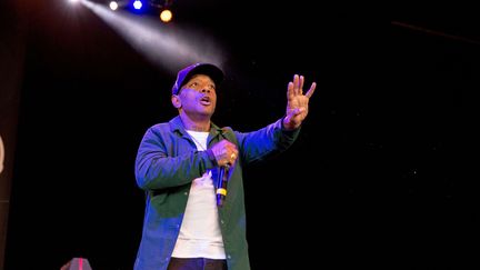 Le rappeur Prodigy, moitié du duo new-yorkais Mobb Deep, en concert à Tinley Park, dans l'Illinois (Etats-Unis), le 5 août 2016.&nbsp; (RMV / SHUTTERSTOCK / SIPA / REX)