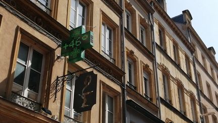 Un thermomètre en ville affiche 46°C à Metz (Lorraine), le 25 juillet 2020. (NOLWENN QUIOC / FRANCE-BLEU LORRAINE NORD)