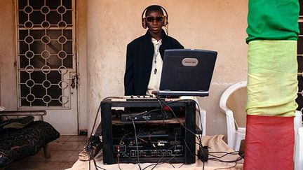 est DJ, il mixe le dimanche. Malgré la guerre, ce jour reste celui du mariage à Bamako. (REUTERS/Joe Penney)