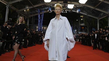 L'actrice britannique Tilda Swinton en longue chemise blanche et sa fille, Honor Swinton Byrne, venues pour la projection du film "Les Olympiades".&nbsp; (JOHN MACDOUGALL / AFP)