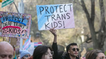 Des militants pour les droits des transgenres lors d'un rassemblement à New-York, le 31 mars 2023. (SARAH YENESEL / EPA)