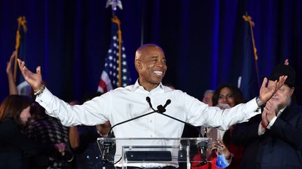 Eric Adams, le nouveau maire de New York, lors de son discours de victoire, le 2 novembre 2021. (ANGELA WEISS / AFP)