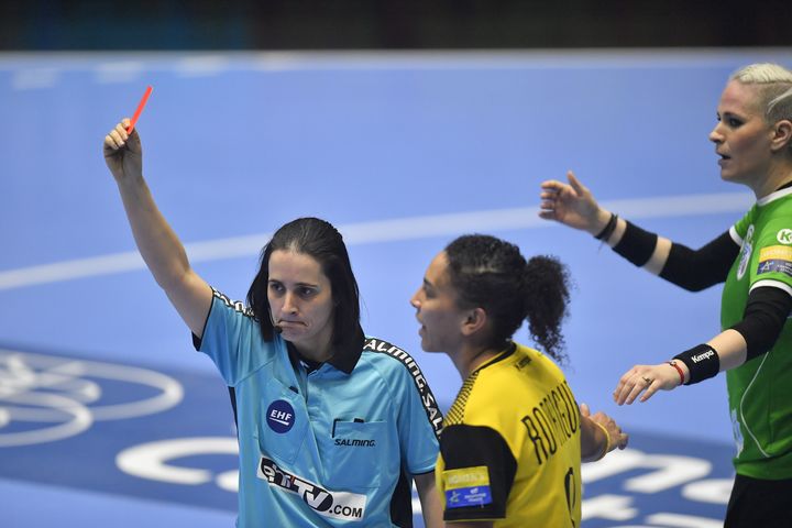 L'arbitre française Julie Bonaventura lors d'un match de coupe d'Europe entre Rostov et Bucarest, à Bucarest (Roumanie), le 11 février 2018. (ALEX NICODIM / NURPHOTO / AFP)