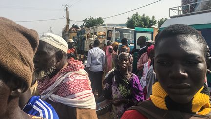 Déplacés maliens, le 17 juin 2019, à Koro, près de la frontière avec le Burkina Faso, dans l'attente de regagner leur domicile, dans le centre du pays (KASSIM TRAORE / AFP)