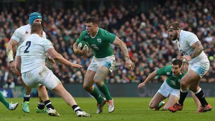 L'Irlandais Robbie Henshaw (centre), dimanche 1er mars 2015 lors du match contre l'Angleterre, &agrave; Dublin (Irlande). (PAUL ELLIS / AFP)