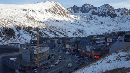 Le projet prévoit de faire passer le métro sous cette montagne pour arriver au cœur du village commercial du Pas-de-la-Case en Andorre. (SÉBASTIEN BERRIOT / FRANCE-BLEU ROUSSILLON)