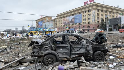 La place centrale de Kharkiv (Ukraine) après un bombardement russe, le 1er mars 2022. (SERGEY BOBOK / AFP)