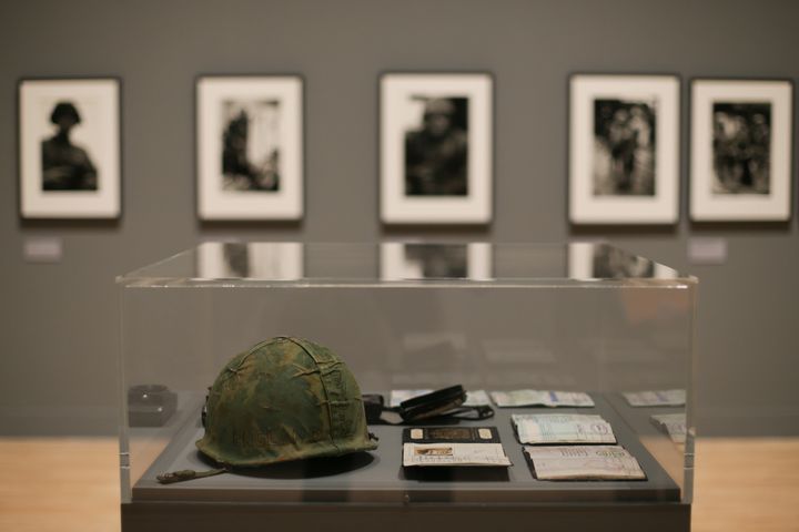 Du matériel militaire, présenté lors de la rétrospective Don McCullin au Tate Britain, à Londres. 
 (Daniel LEAL-OLIVAS / AFP)