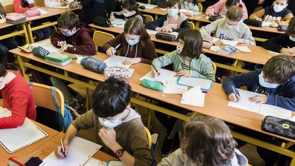 Des élèves d'une école primaire&nbsp;de Paris, le 18 mars 2021. (VINCENT ISORE / MAXPPP)