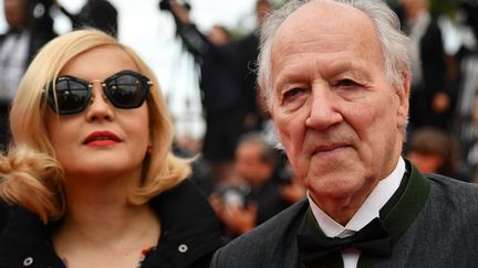 Le réalisateur allemand Werner Herzog est venu assister à la projection du nouveau film de Terrence Malik, accompagné de sa femme Lena Herzog. (ALBERTO PIZZOLI / AFP)