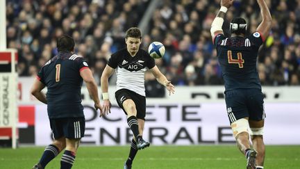 Beauden Barrett à la baguette face à l'équipe de France de Chiocci et Vahaamahina (MIGUEL MEDINA / AFP)