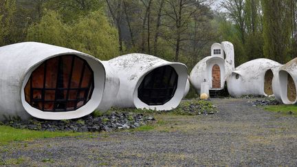 Les maisons-bulles construites en 1967 par l'architecte&nbsp;suisse Pascal Haüsermann à&nbsp;Raon-l'Etape dans les Vosges. (JEAN-CHRISTOPHE VERHAEGEN / AFP)