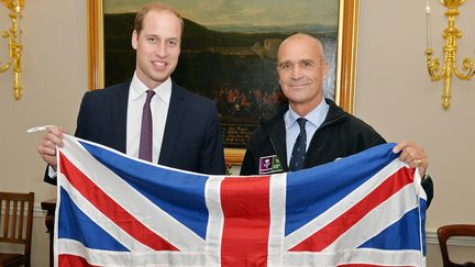 Le prince William (G) et l'explorateur britannique Henry Worsley le 19 octobre 2015 à Kensington Palace, à Londres (Grande-Bretagne). (JOHN STILLWELL / AFP)