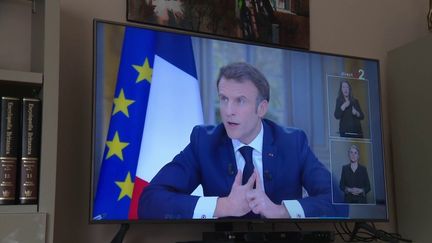 Mercredi 22 mars, Emmanuel Macron s’est exprimé à propos de la réforme des retraites. À Bourg-la-Reine, ses électeurs sont partagés mais soutiennent encore globalement le chef de l’État. (France 3)