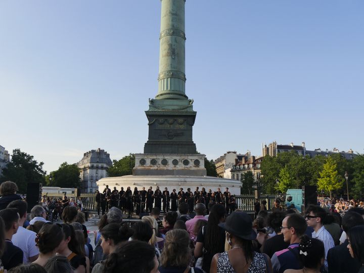 La formation de gospel "Total Praise Mass Choir", place de la Bastille, à Paris, le 21 juin 2022.&nbsp; (JEREMIE LAURENT-KAYSEN)