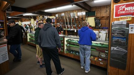 Des clients se pressent dans une armurerie de Glassboro, dans le New Jersey (Etats-Unis), mardi 17 mars 2020. (TAYFUN COSKUN / ANADOLU AGENCY / AFP)